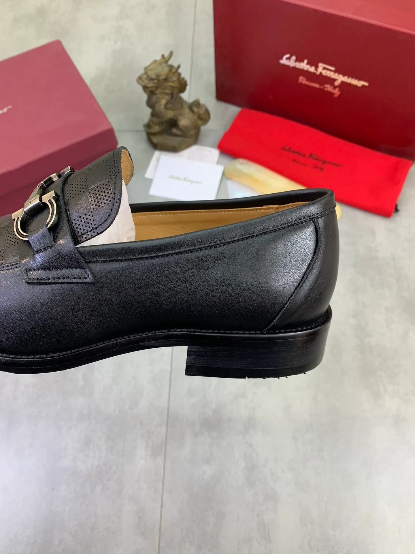 Men's Men's Shoes 💰P460💰[New Style] Water-dyed Niuli 🆘[Salvatore Ferragamo] Ferragamo's latest casual business leather shoes for men! Available at counters simultaneously! The fabric is made of specially imported original calfskin, and the interior is made of imported water-dyed cowhide. It is absolutely luxurious and leads the fashion trend. Matching code: 38-47 black optional